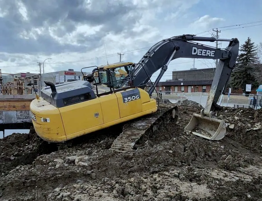 Une pelle John Deere sur un chantier