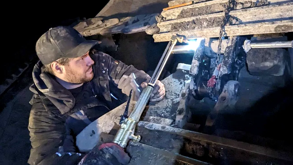 Dave Vallières en train de souder sous une machine