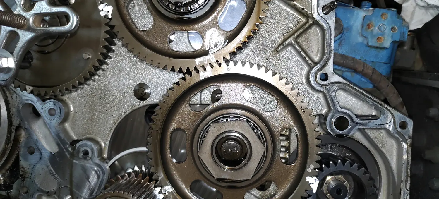 Gros plan sur les engrenages de distribution d’un moteur diesel