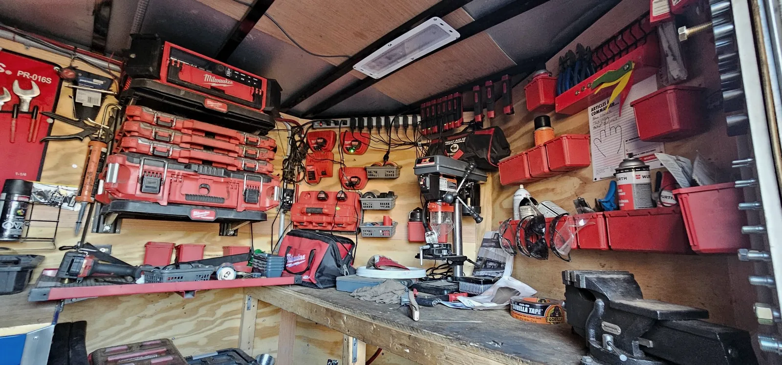 L’intérieur de la remorque-atelier, murs couverts d’outils