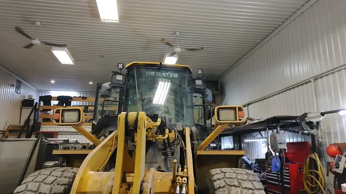Une chargeuse sur roues Komatsu dans un atelier