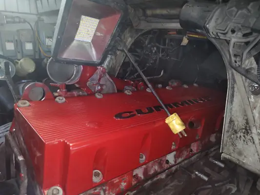 Un couvre-culasse Cummins éclairé par un projecteur de travail