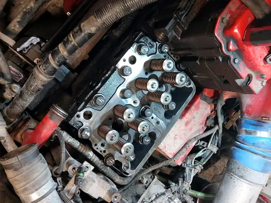 Une culasse et ses ressorts de soupapes, moteur ouvert