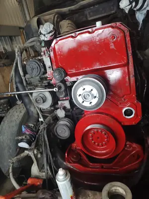 Un moteur Cummins rouge en cours de remontage