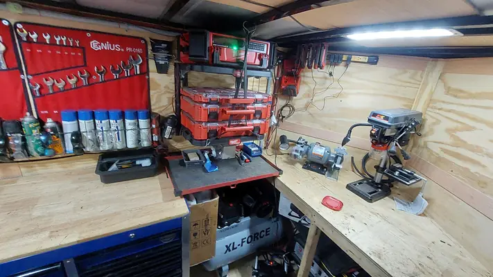 Le mur d’outils et l’établi de la remorque-atelier