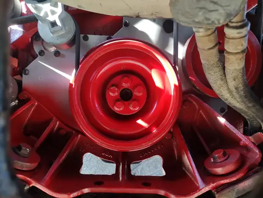 L’avant d’un moteur fraîchement repeint en rouge